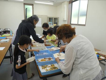 園内の花を押し花にして並べ、バイキング方式で選びました