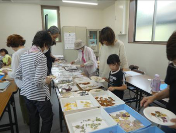 園内の花を押し花にして並べ、バイキング方式で選びました