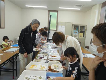 園内の花を押し花にして並べ、バイキング方式で選びました