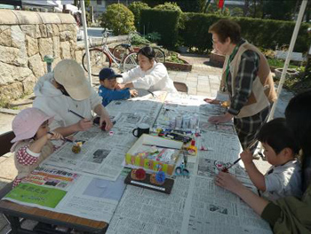 制作に励む子供たち、親御さんたち