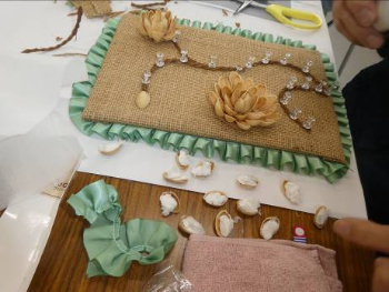 制作途中のピスタチオの壁掛け