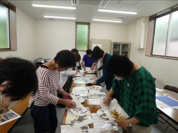 熱心に制作される参加者の方々