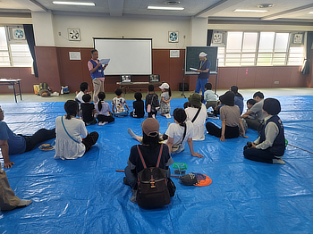 初めにセミの一生のお話を聞いています