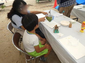 クラフトに挑む子供達