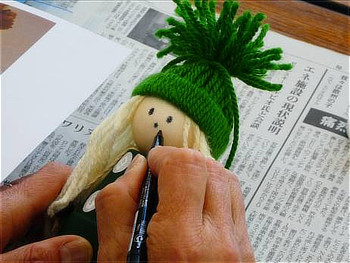 植木鉢人形に顔を描いてます