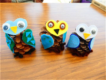 松ぼっくりで作成されたふくろう3つ