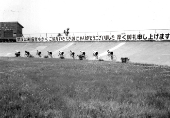 写真④ 最終レースの状況とお礼の看板